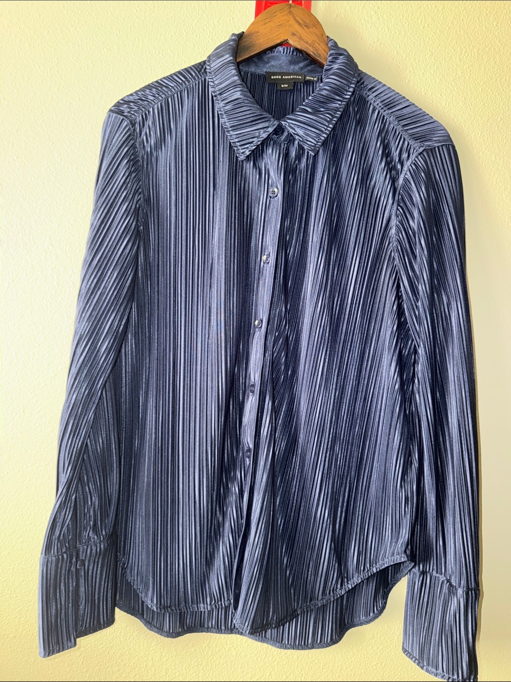 Ladies Pleated Button-Up Shirt in Metallic Gray